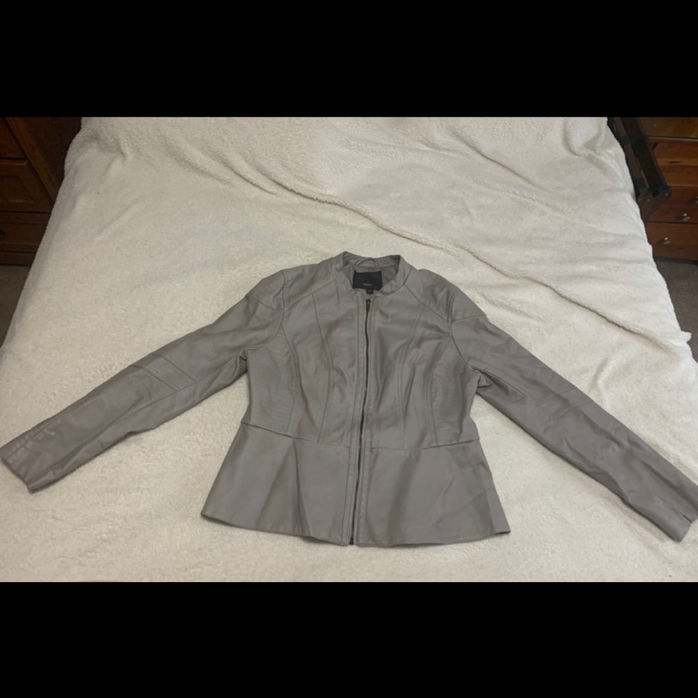 Light gray flair waist jacket size XL fits like a woman’s size 12-14.